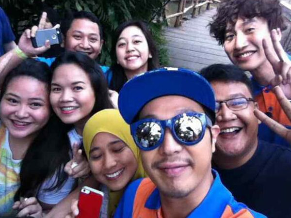 Beruntungnya Fans Ini Bisa Foto Bareng Member Running Man di Taman Safari